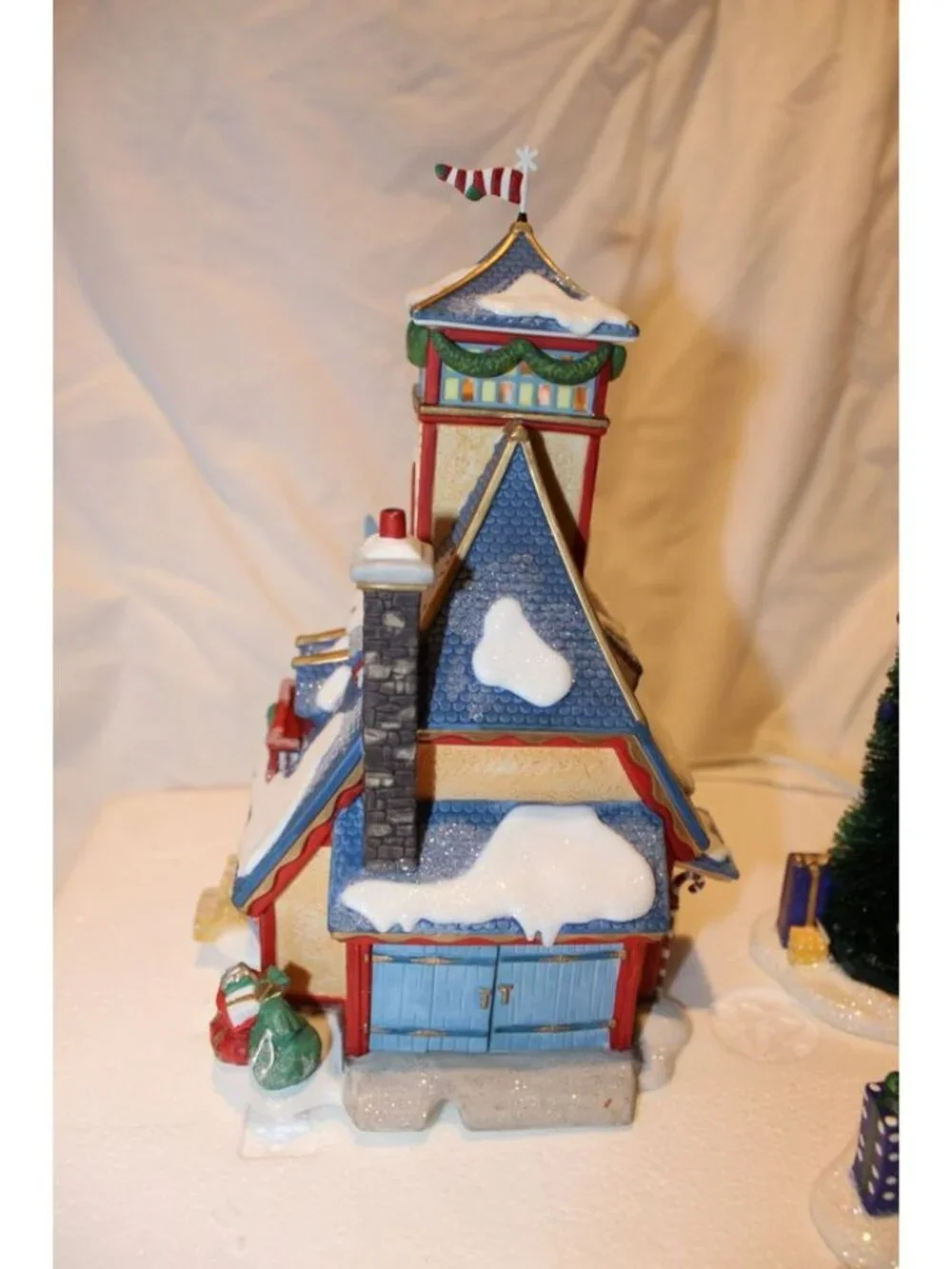 Dept 56 North Pole - Santa's Sleight Launch Gift Set - Picture 8 of 11